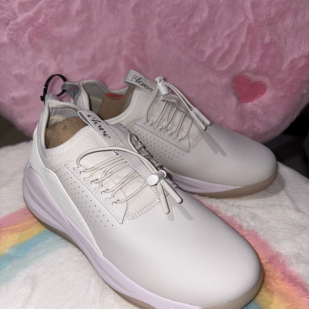 NWOB Clove Sneakers Size 7.5 White